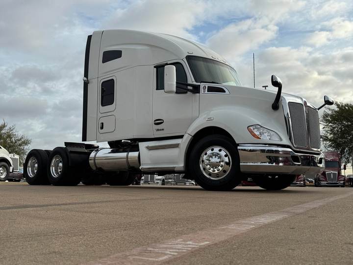 2022 Kenworth T680 76" Raised Roof Sleeper, exterior photo 7