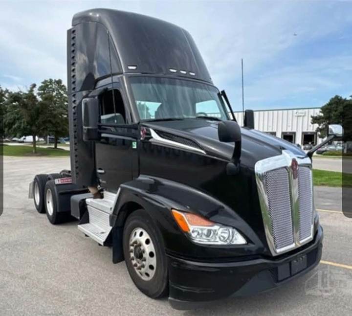 2022 Kenworth T680 Day Cab, exterior photo 1