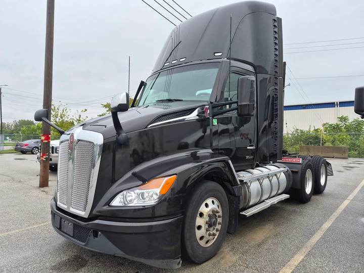 2022 Kenworth T680 Day Cab, exterior photo 2