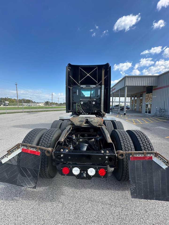 2022 Kenworth T680 Day Cab, exterior photo 3