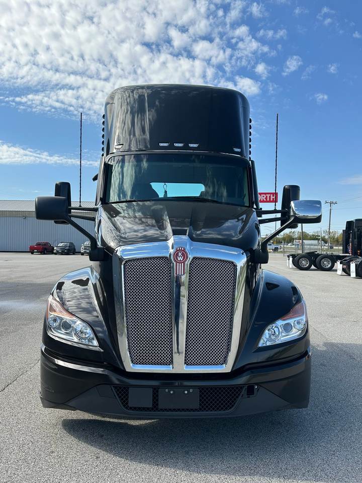 2022 Kenworth T680 Day Cab, exterior photo 4