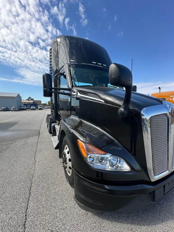 2022 Kenworth T680 Day Cab, exterior photo 5