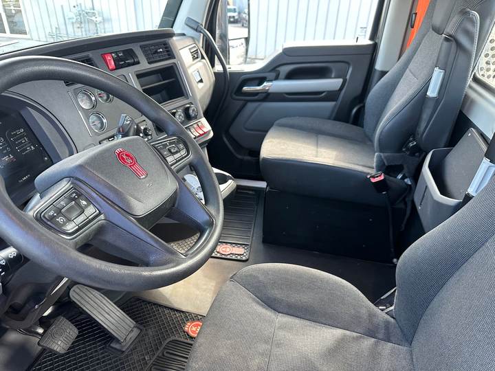 2022 Kenworth T680 Day Cab, interior photo 7