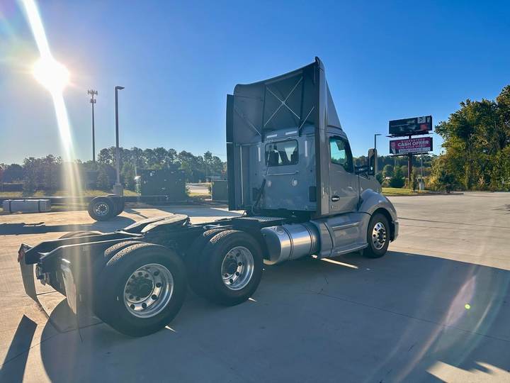 2022 Kenworth T680 Day Cab, exterior photo 3