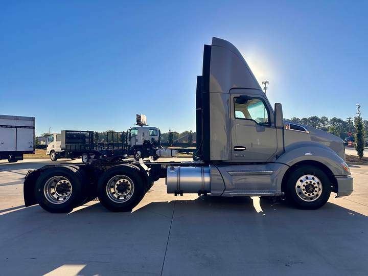 2022 Kenworth T680 Day Cab, exterior photo 4