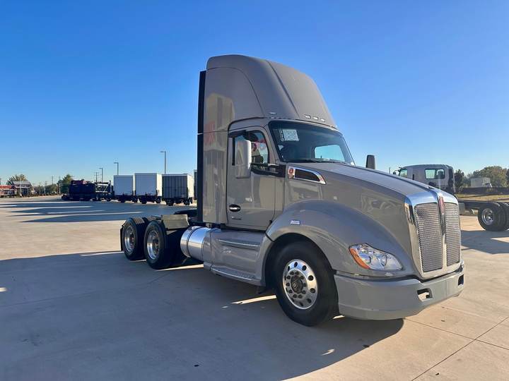 2022 Kenworth T680 Day Cab, exterior photo 5