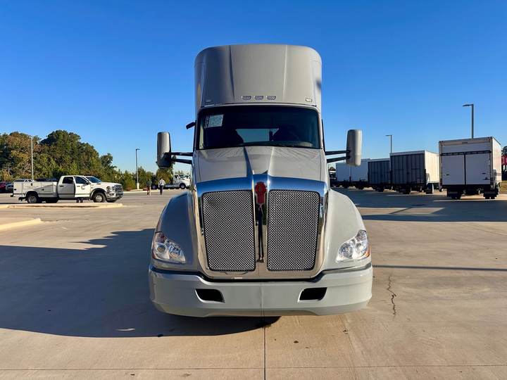 2022 Kenworth T680 Day Cab, exterior photo 6