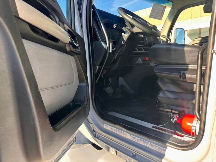 2022 Kenworth T680 Day Cab, interior photo 7