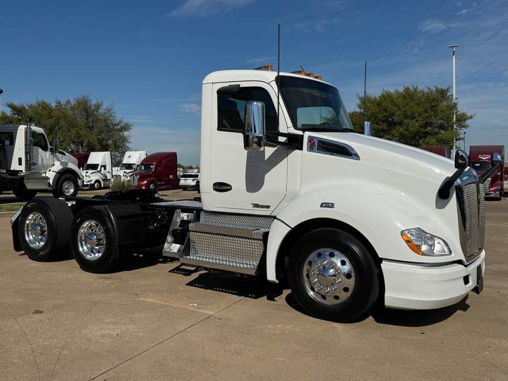 2022 Kenworth T680 Day Cab, exterior photo 1