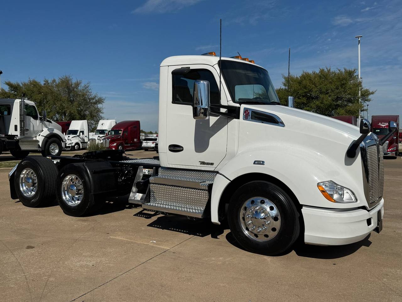 2022 Kenworth T680 Day Cab, exterior photo 1