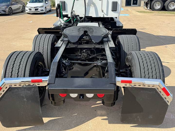 2022 Kenworth T680 Day Cab, exterior photo 3