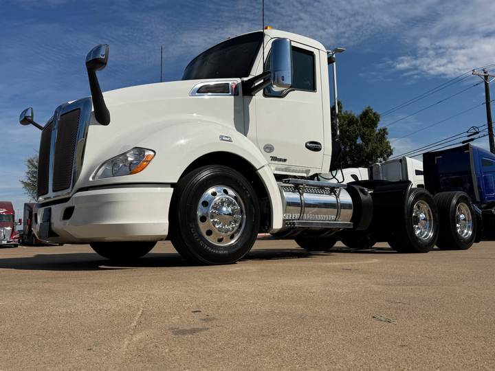 2022 Kenworth T680 Day Cab, exterior photo 5