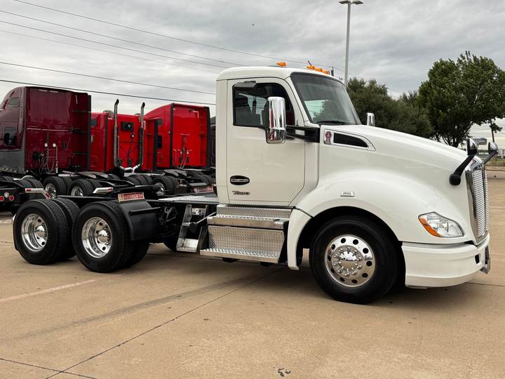 2022 Kenworth T680 Day Cab, exterior photo 1
