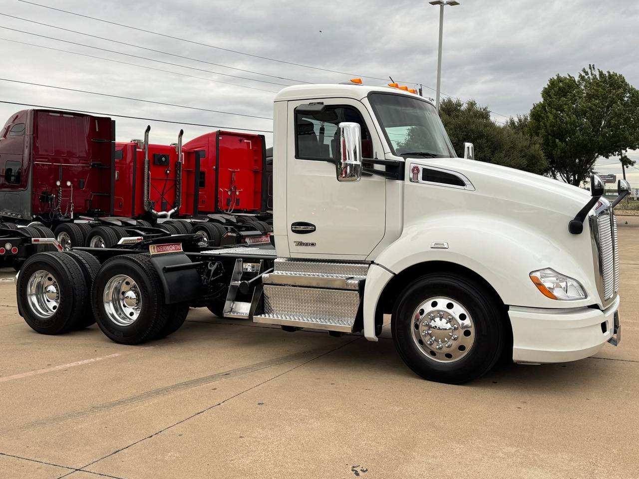 2022 Kenworth T680 Day Cab, exterior photo 1