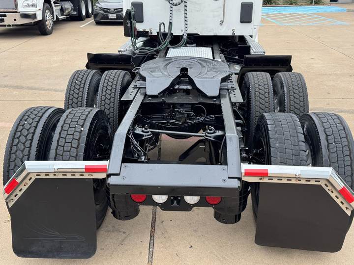 2022 Kenworth T680 Day Cab, exterior photo 3