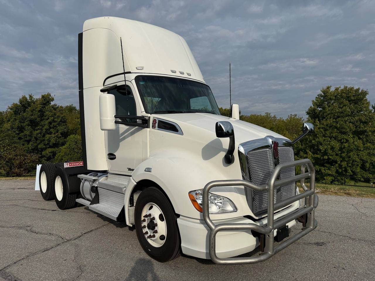 2022 Kenworth T680 Day Cab, exterior photo 1