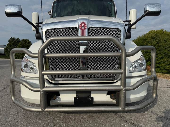2022 Kenworth T680 Day Cab, exterior photo 3