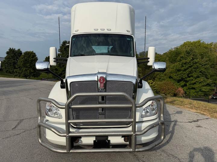 2022 Kenworth T680 Day Cab, exterior photo 4