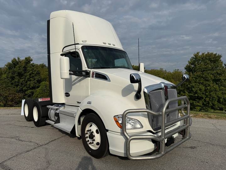 2022 Kenworth T680 Day Cab, exterior photo 5