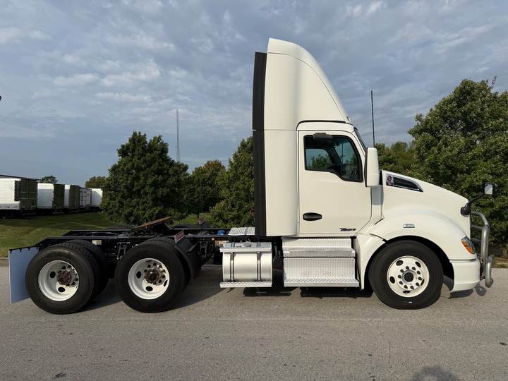 2022 Kenworth T680 Day Cab, exterior photo 6