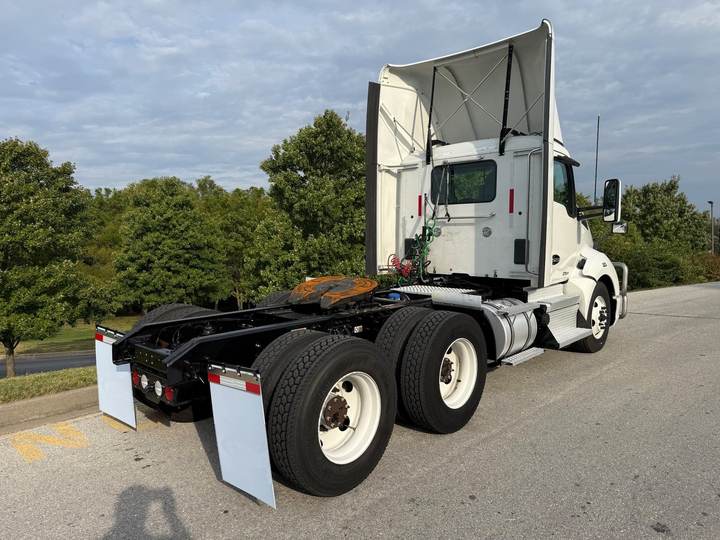2022 Kenworth T680 Day Cab, exterior photo 7