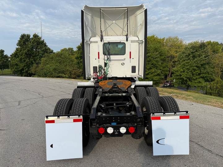 2022 Kenworth T680 Day Cab, exterior photo 8