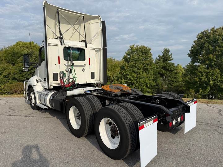 2022 Kenworth T680 Day Cab, exterior photo 9