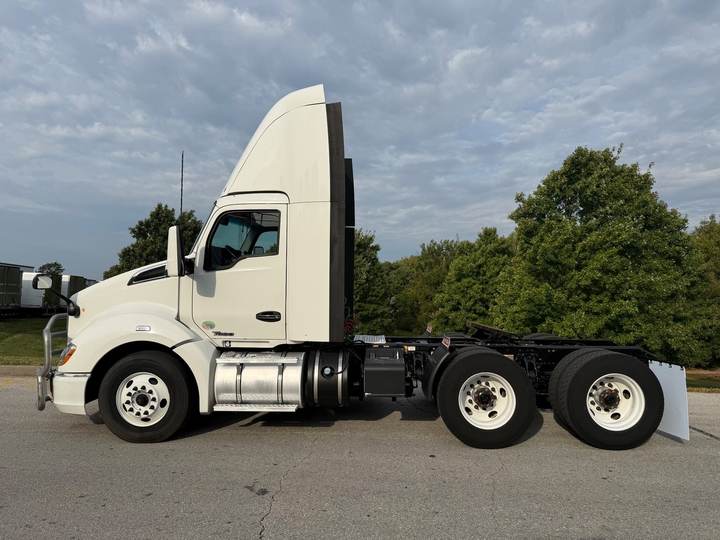 2022 Kenworth T680 Day Cab, exterior photo 10