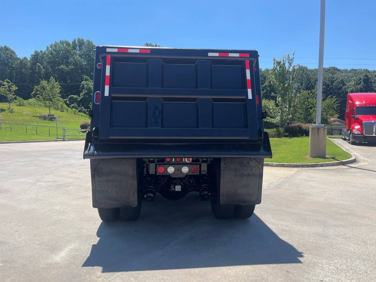 2022 Kenworth T800 Tandem Dump Truck, exterior photo 3