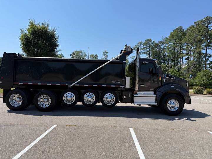 2022 Kenworth T880 5-Axle Dump Truck, exterior photo 3