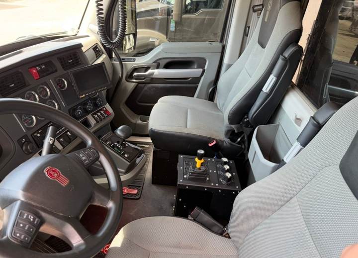 2022 Kenworth T880 5-Axle Dump Truck, interior photo 8