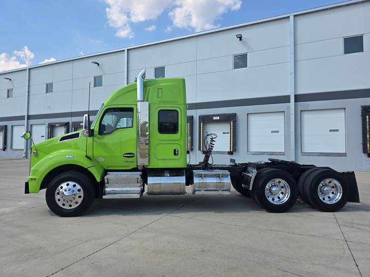 2022 Kenworth T880 52" Mid Roof Sleeper, exterior photo 1