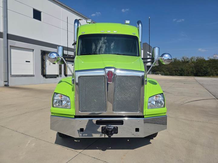 2022 Kenworth T880 52" Mid Roof Sleeper, exterior photo 2