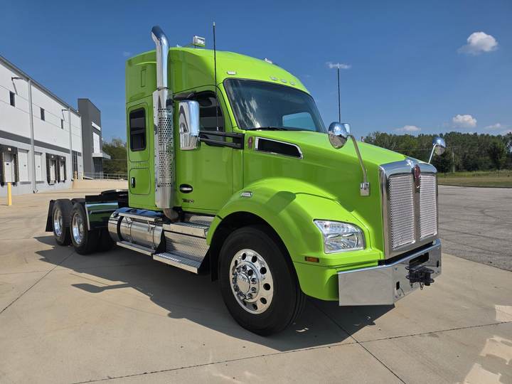 2022 Kenworth T880 52" Mid Roof Sleeper, exterior photo 3