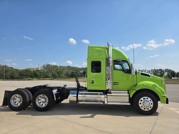 2022 Kenworth T880 52" Mid Roof Sleeper, exterior photo 4