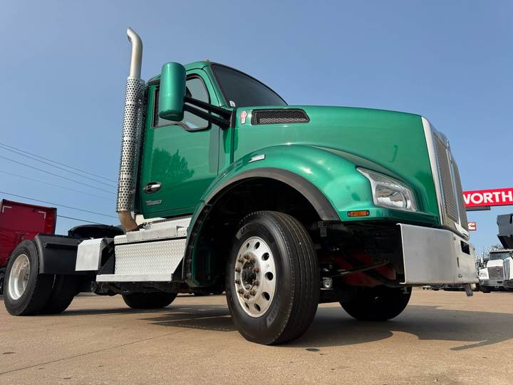 2022 Kenworth T880 Day Cab, exterior photo 2