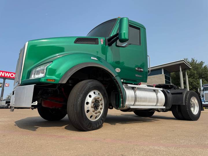 2022 Kenworth T880 Day Cab, exterior photo 3