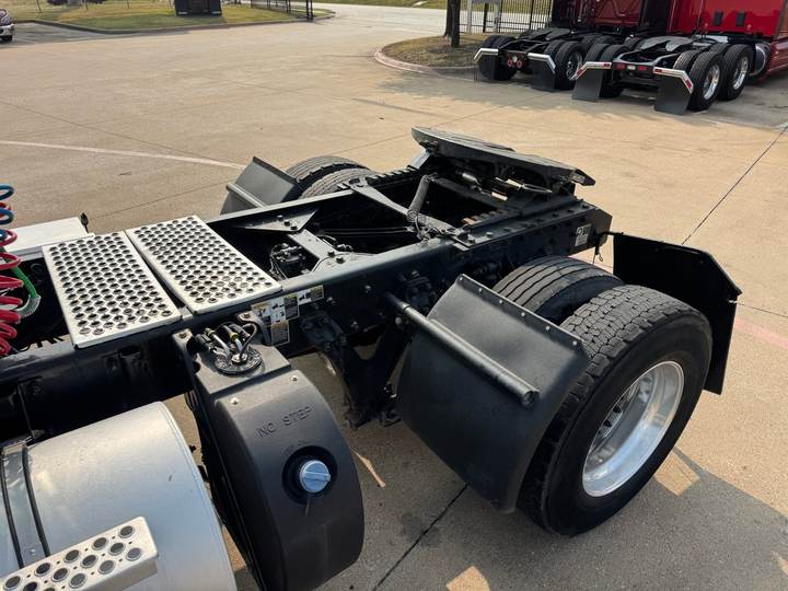 2022 Kenworth T880 Day Cab, exterior photo 6