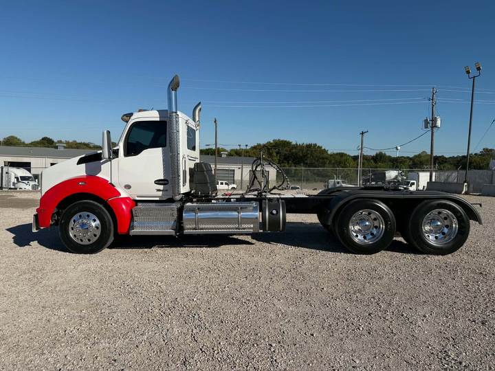 2022 Kenworth T880 Day Cab, exterior photo 2