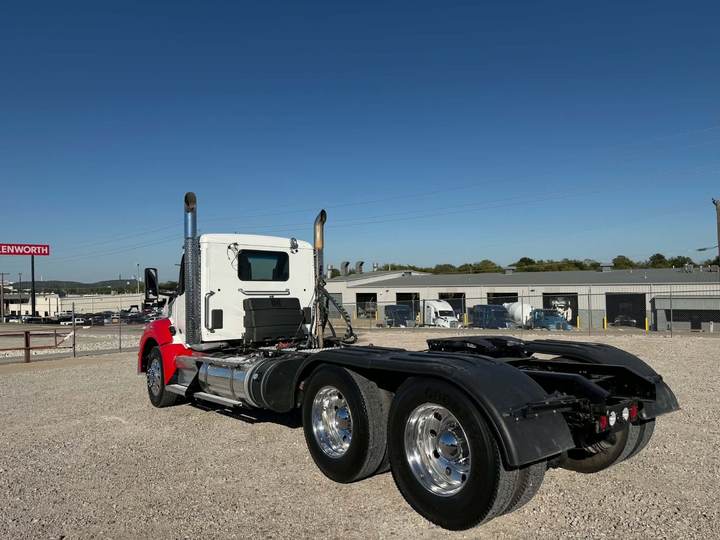 2022 Kenworth T880 Day Cab, exterior photo 3