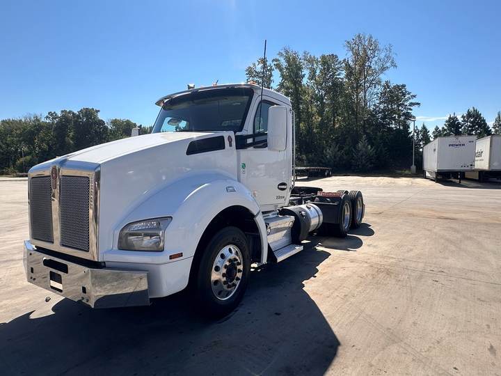 2022 Kenworth T880 Day Cab, exterior photo 1