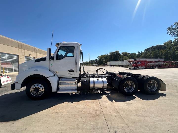 2022 Kenworth T880 Day Cab, exterior photo 2