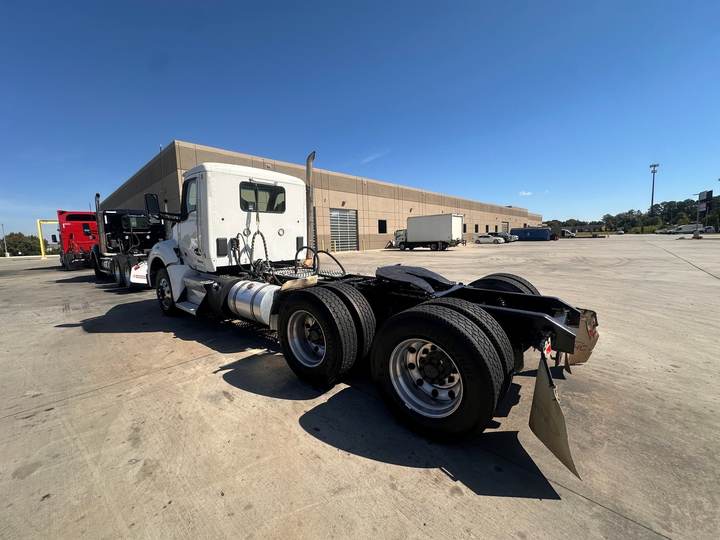 2022 Kenworth T880 Day Cab, exterior photo 3