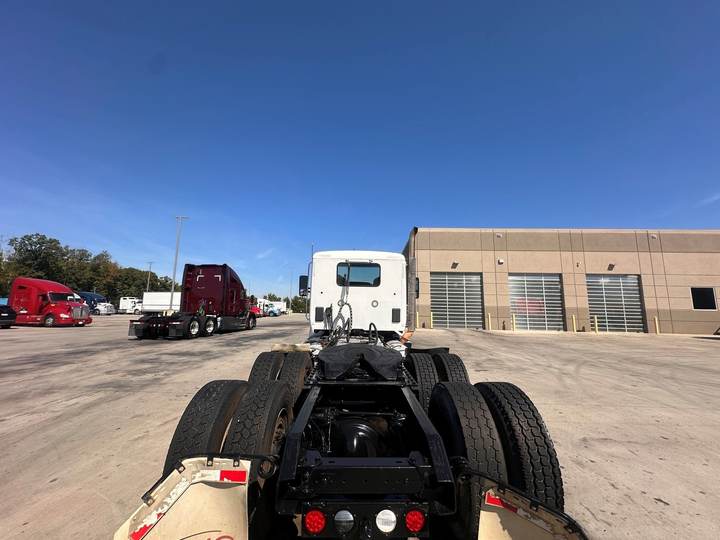 2022 Kenworth T880 Day Cab, exterior photo 4