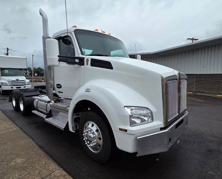2022 Kenworth T880 Day Cab, exterior photo 1