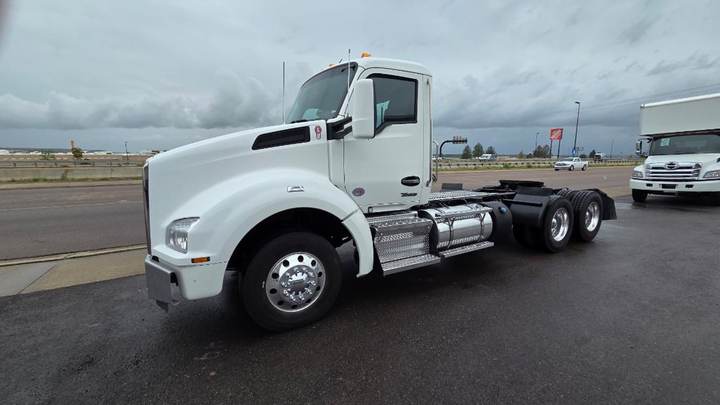 2022 Kenworth T880 Day Cab, exterior photo 2