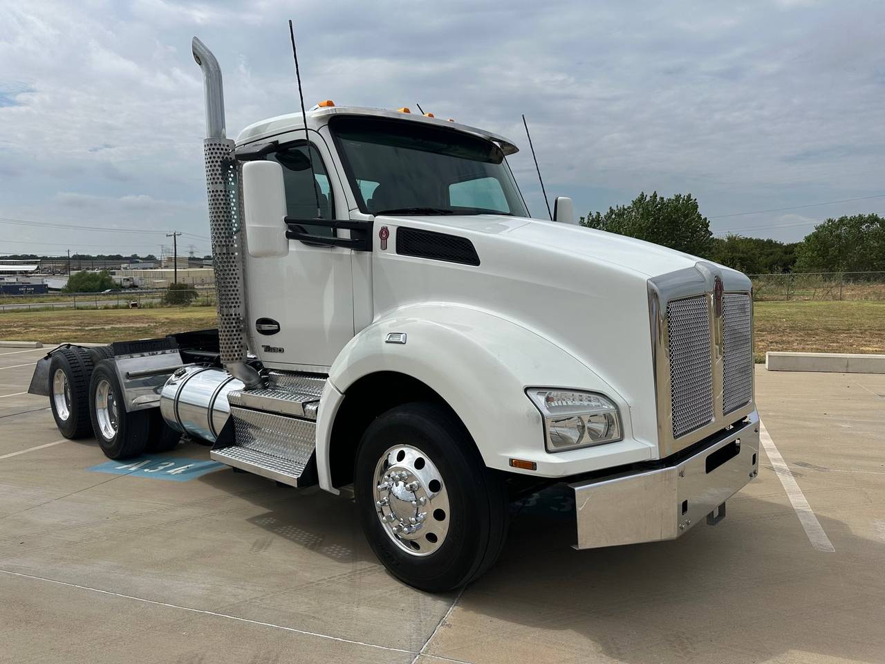 2022 Kenworth T880 Day Cab, exterior photo 1