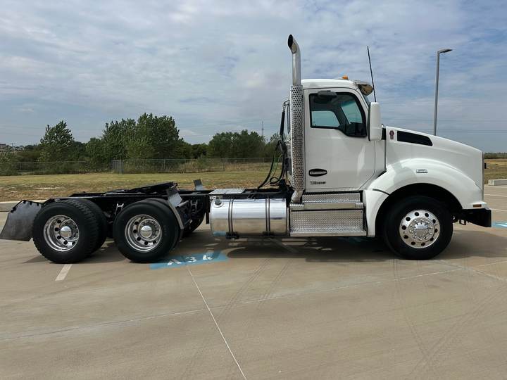 2022 Kenworth T880 Day Cab, exterior photo 2