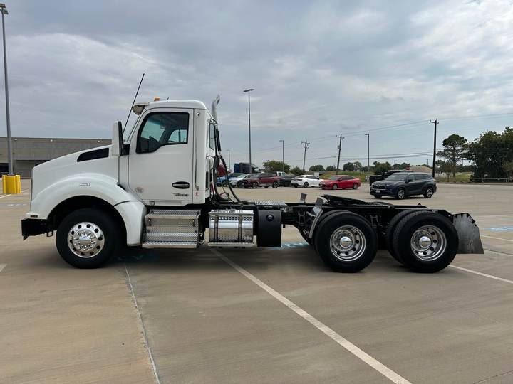2022 Kenworth T880 Day Cab, exterior photo 5