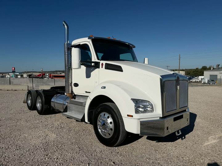2022 Kenworth T880 Day Cab, exterior photo 1